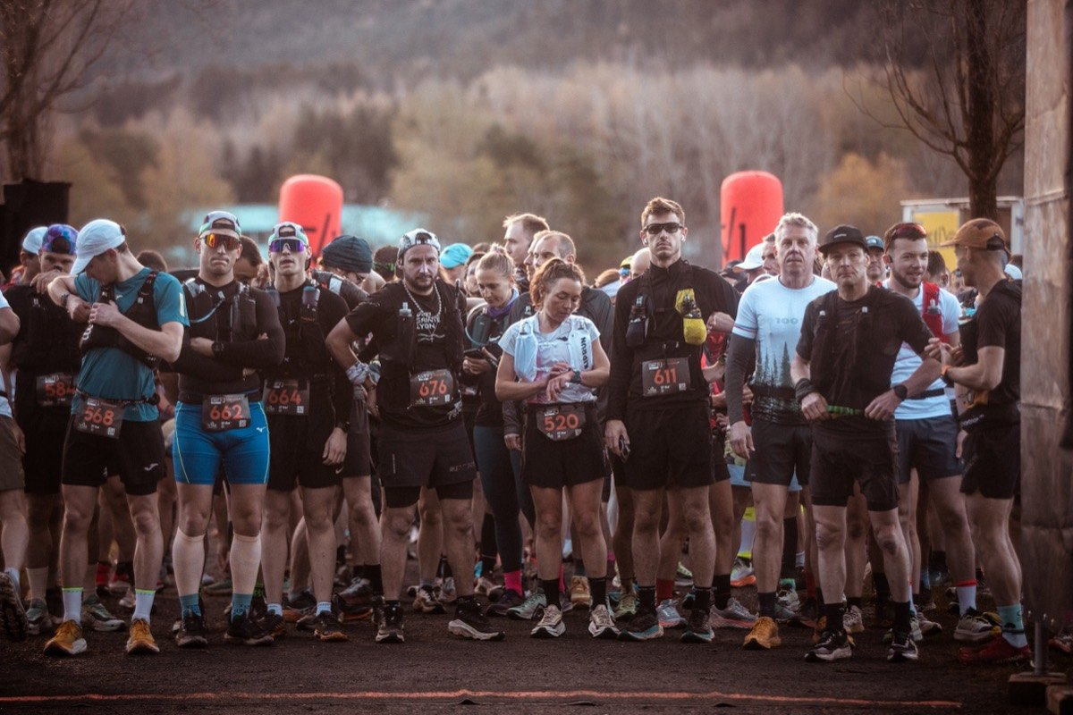 Les coureurs serrés sur la ligne de départ