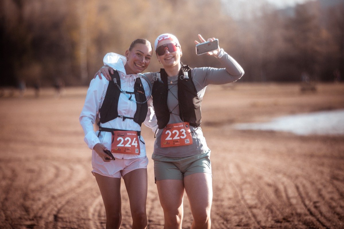 Deux copines sur la plage du lac