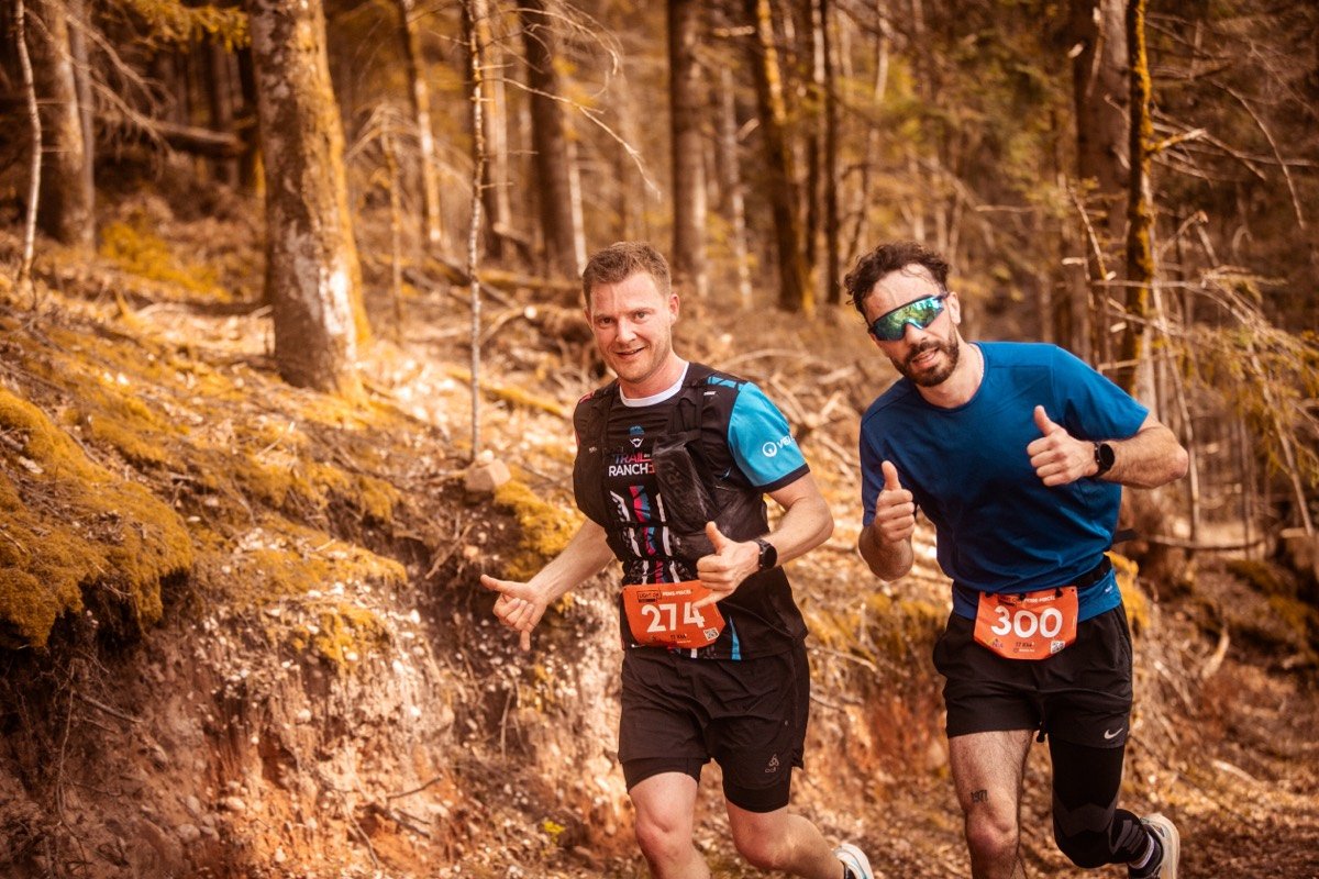 Duo pouces levés dans la montée
