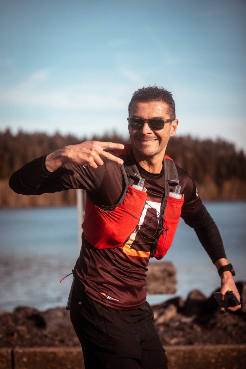 Un coureur fait le show au bord du lac
