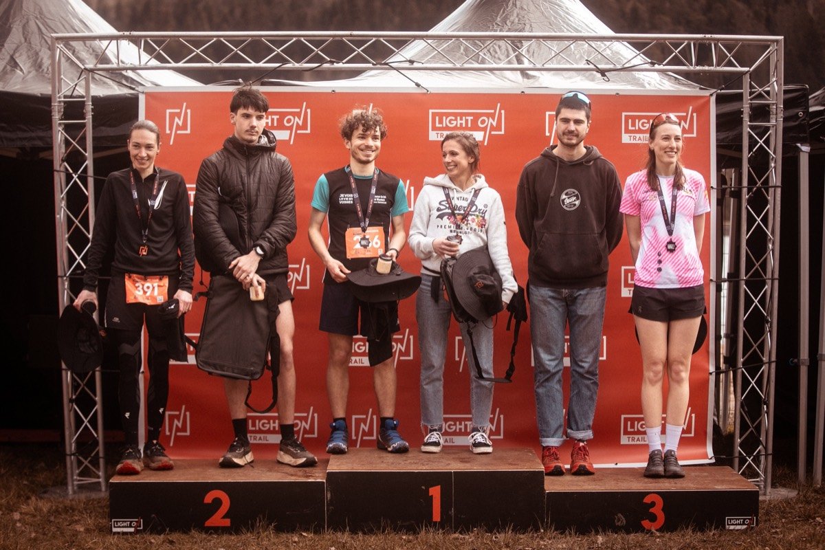 Un podium devant le mur LIGHT ON
