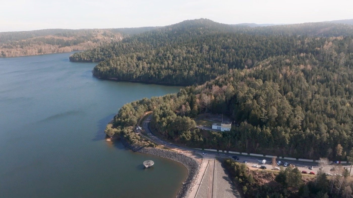 Vue aérienne de la route et du parking au bord du lac