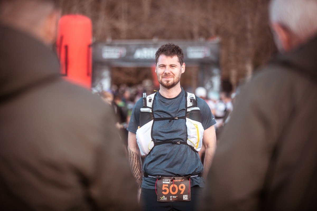 Un coureur tout sourire, dossard 509 sur le ventre