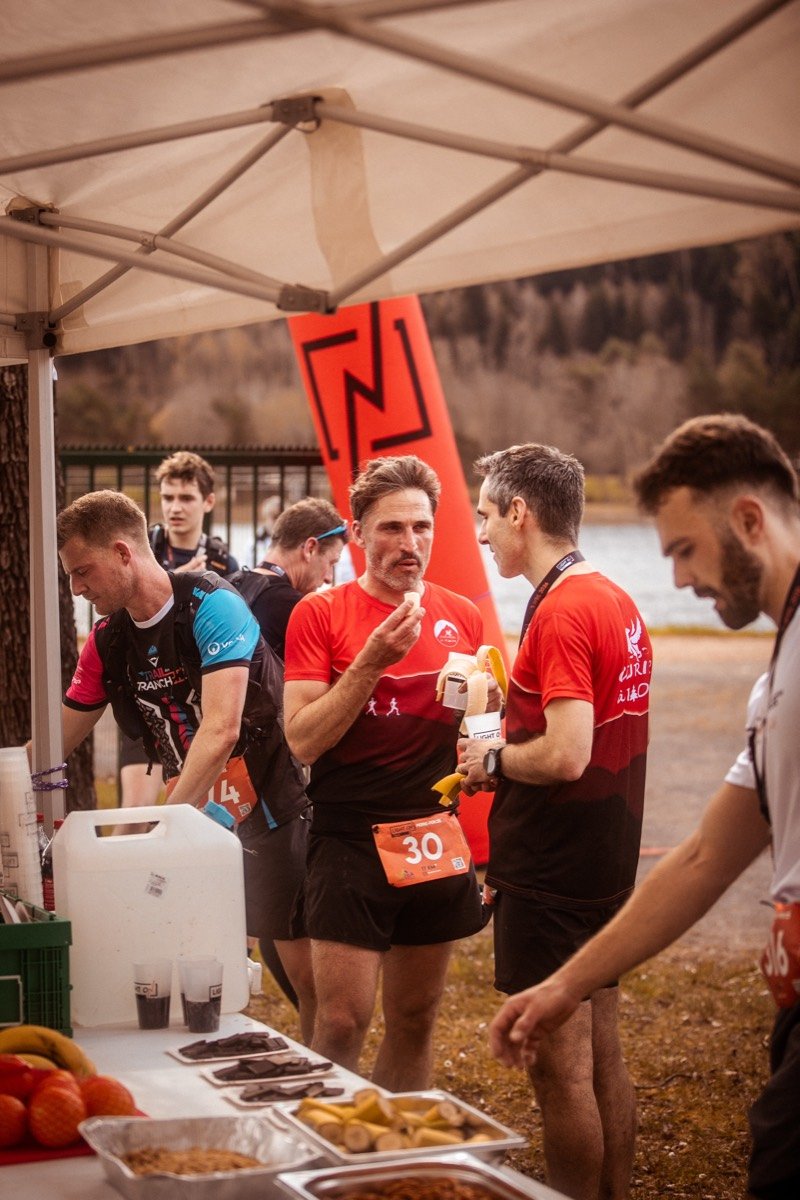 Coureurs au ravitaillement sous la tente LIGHT ON