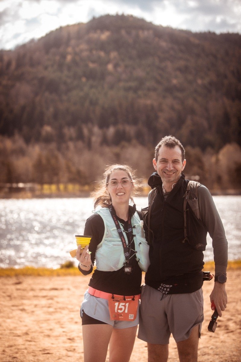 Deux coureurs sur la plage du lac après la course