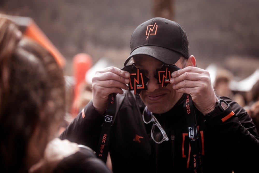 Un finisher s'amuse avec les médailles LIGHT ON