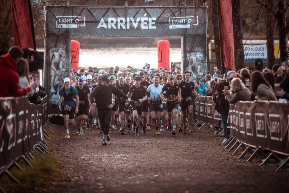 L'arche d'arrivée et les coureurs au départ