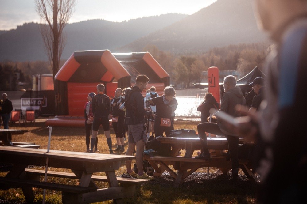 Le village au bord du lac, montagnes en arrière-plan