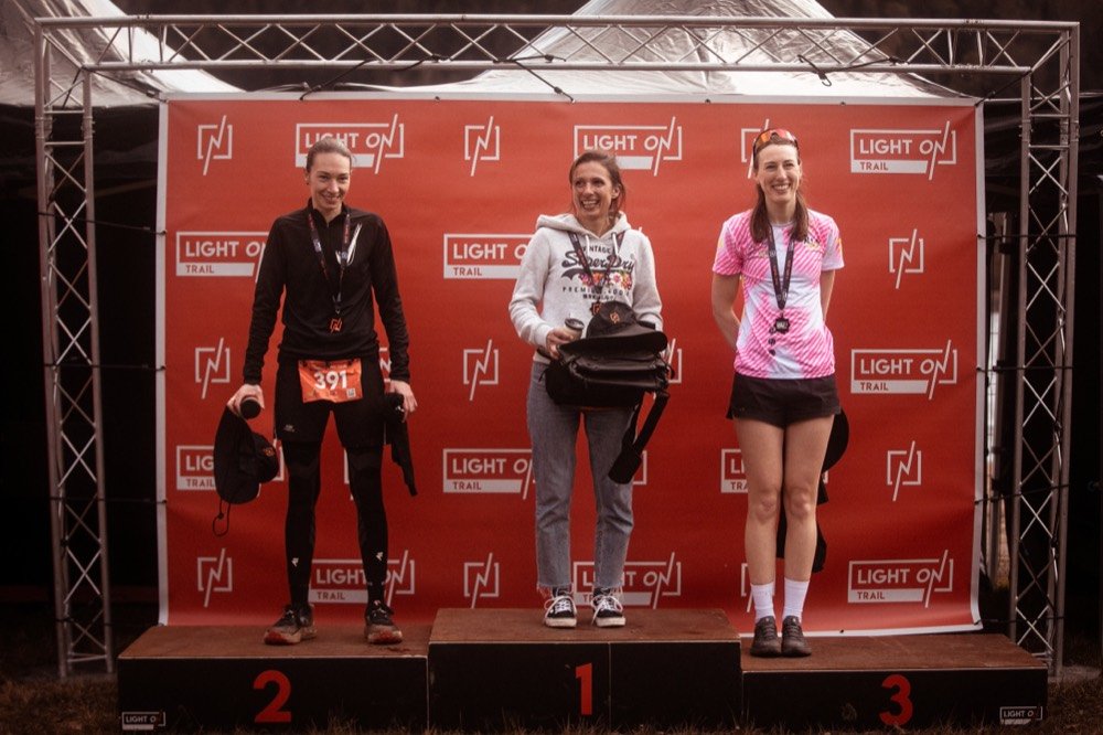 Un podium devant le mur LIGHT ON