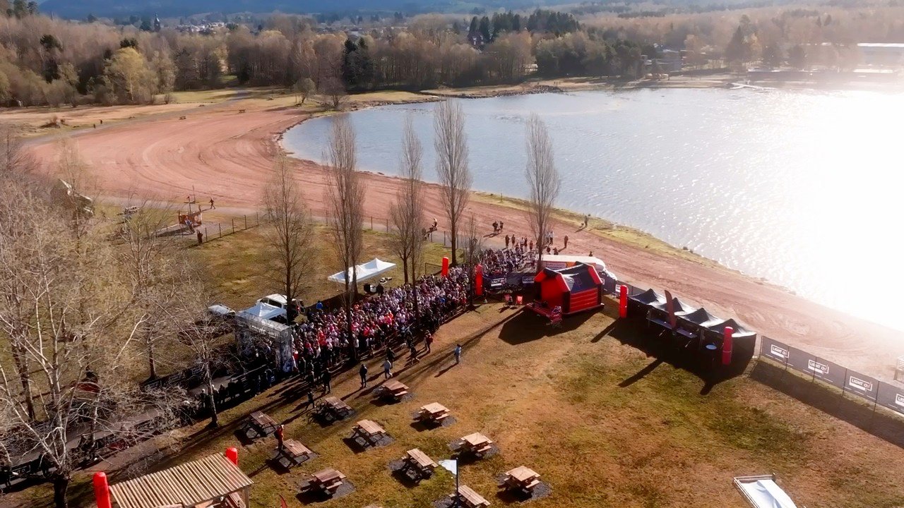 Vue aérienne du village départ au bord du Lac de Pierre-Percée